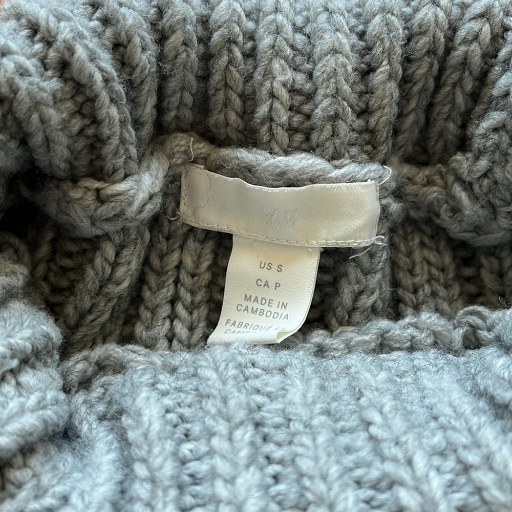 Gray pullover sweater - Picture 2 of 3
